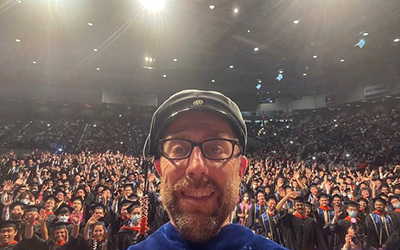Dean Magnus Egerstedt takes an "epic" selfie with the Class of 2022 Anteater Engineers. Dean Magnus Egerstedt takes an "epic" selfie with the Class of 2022 Anteater Engineers.