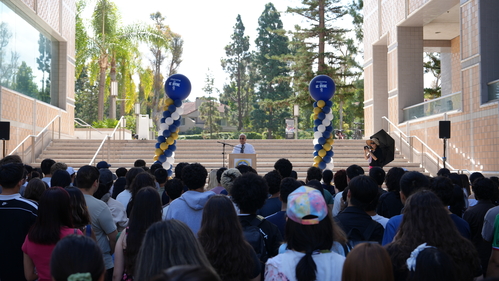New students gather to hear Interim Dean Faryar Jabbari speak at Engineering Gateway