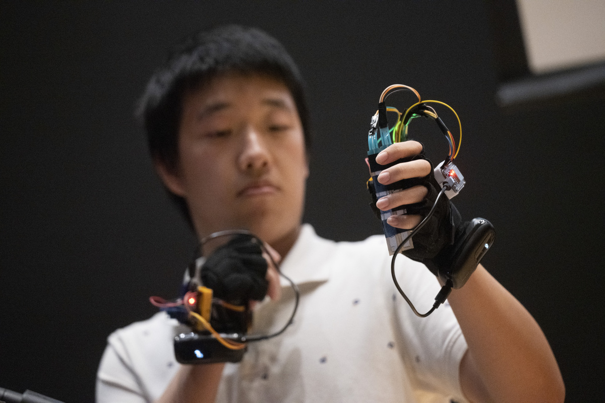 Computer engineering student Zhengyang Zhuang plays the Glove Band at E-SONIC (Steve Zylius/UCI) Computer engineering student Zhengyang Zhuang plays the Glove Band at E-SONIC (Steve Zylius/UCI)