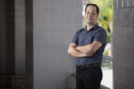 A new artificial colon developed in the laboratory of Rahim Esfandyar-pour, UC Irvine assistant professor of electrical engineering and computer science, can mimic realistic cell behavior during cancer therapy evaluations. “And because our model more closely reproduces human colon biology, it could potentially be used to screen drugs or test treatments in a way that better predicts patient responses than animal models or simple cell cultures,” he says. Steve Zylius / UC Irvine